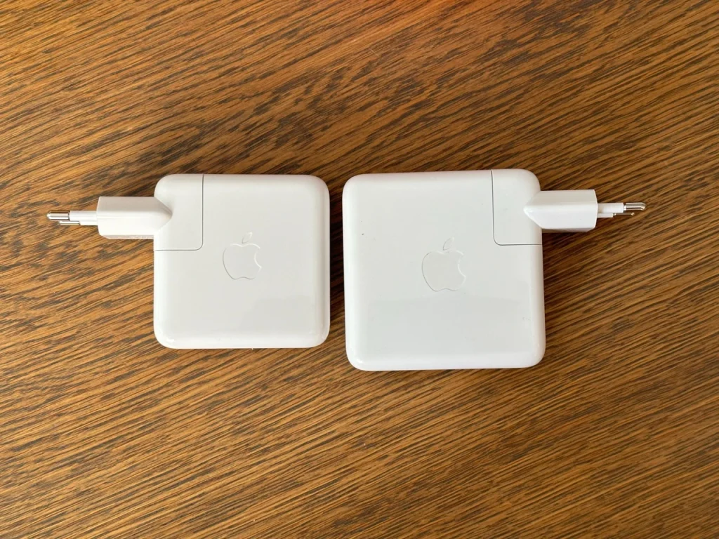 chy-mozhna-zariadzhaty-iphone-blokom-vid-macbook-a39b