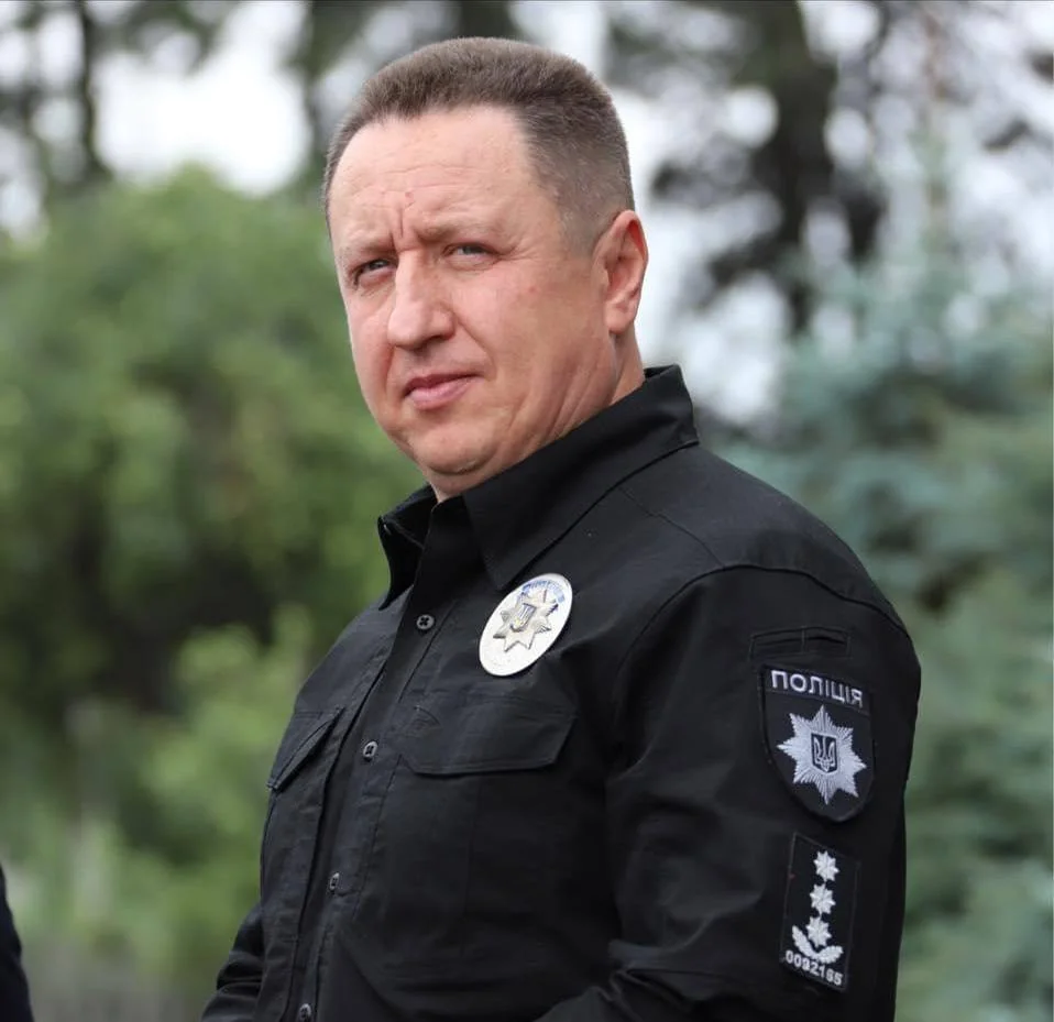 Колишній очільник поліції Сумщини Сергій Чиж у чорній формі