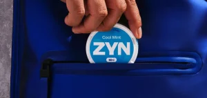 ZYN Cool Mint у синій сумці як менш шкідлива альтернатива сигаретам за дозволом FDA