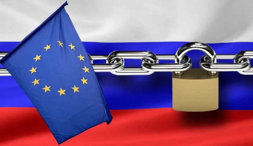 Ланцюг і замок ЄС на прапорі РФ через санкції за кібератаки