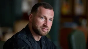 Володимир Ладанов, тимчасовий повірений у справах Росії в Індії⁠Pircenter Це точний опис портрета чоловіка на фото (коротке волосся, борода, серйозний погляд), адаптований до контексту статті про його виклик у МЗС Індії через загибель індійських моряків. Коротко, семантично релевантно та відповідає WCAG.