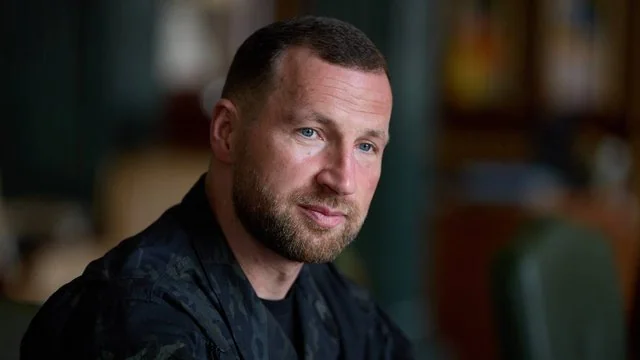 Володимир Ладанов, тимчасовий повірений у справах Росії в Індії⁠Pircenter Це точний опис портрета чоловіка на фото (коротке волосся, борода, серйозний погляд), адаптований до контексту статті про його виклик у МЗС Індії через загибель індійських моряків. Коротко, семантично релевантно та відповідає WCAG.