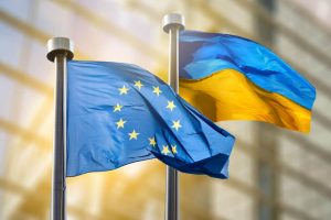 Прапори ЄС та України символізують рух до євроінтеграції