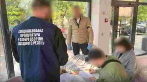 Прокурори Західного регіону проводять обшук у справі про хабарі Рівненського ТЦК