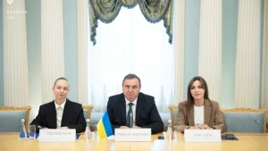 Кравченко з колегами на нараді щодо міжнародних справ та захисту дітей