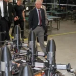 Сенатор Ліндсі Грем оглядає важкі дрони-бомбардувальники на виробництві SkyFall