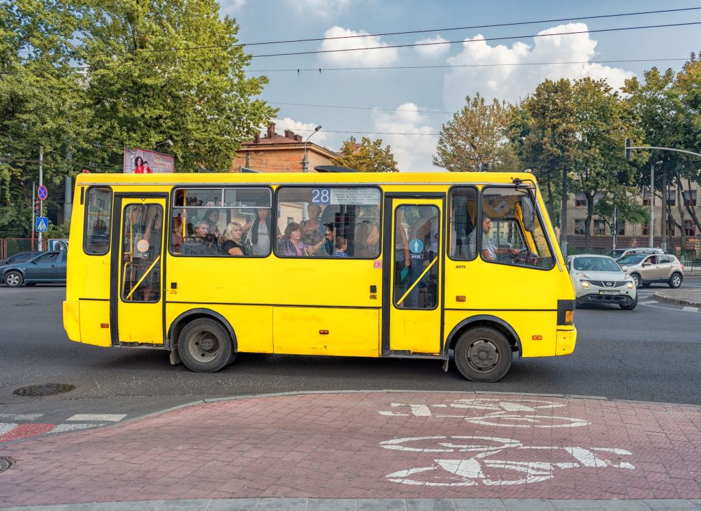 Жовта маршрутка №28 Києва на вулиці з велосипедною доріжкою