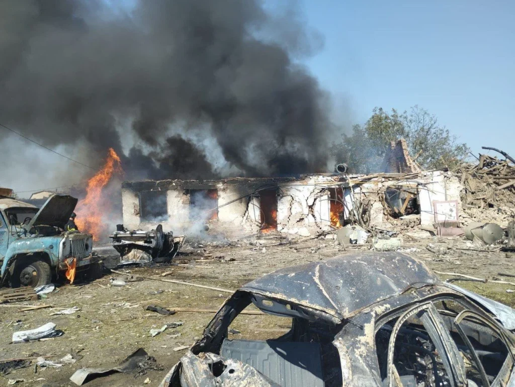 Згорілі будинки та автомобілі після обстрілу Херсонщини