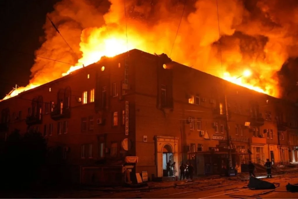 Пожежа на підприємстві харчової промисловості в Дніпрі після удару окупантів