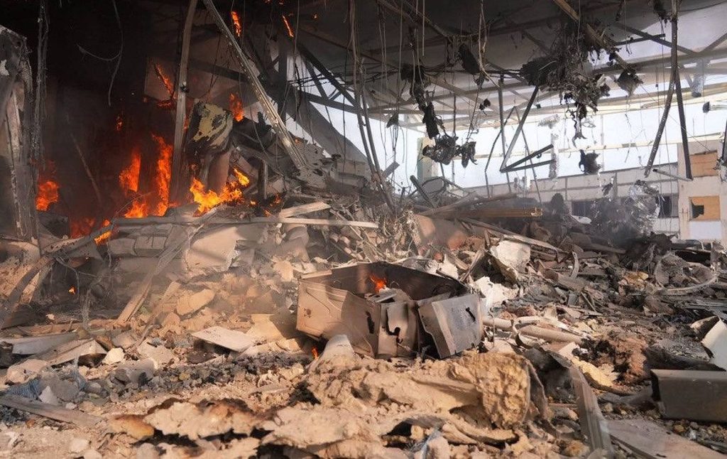 Російський удар КАБами по Запоріжжю: зруйнований пятиповерховий будинок у вогні та завалах, наслідки атаки 19 липня.