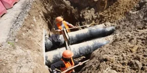 Рабочие прокладывают трубы для модернизации теплоснабжения Schneider Electric
