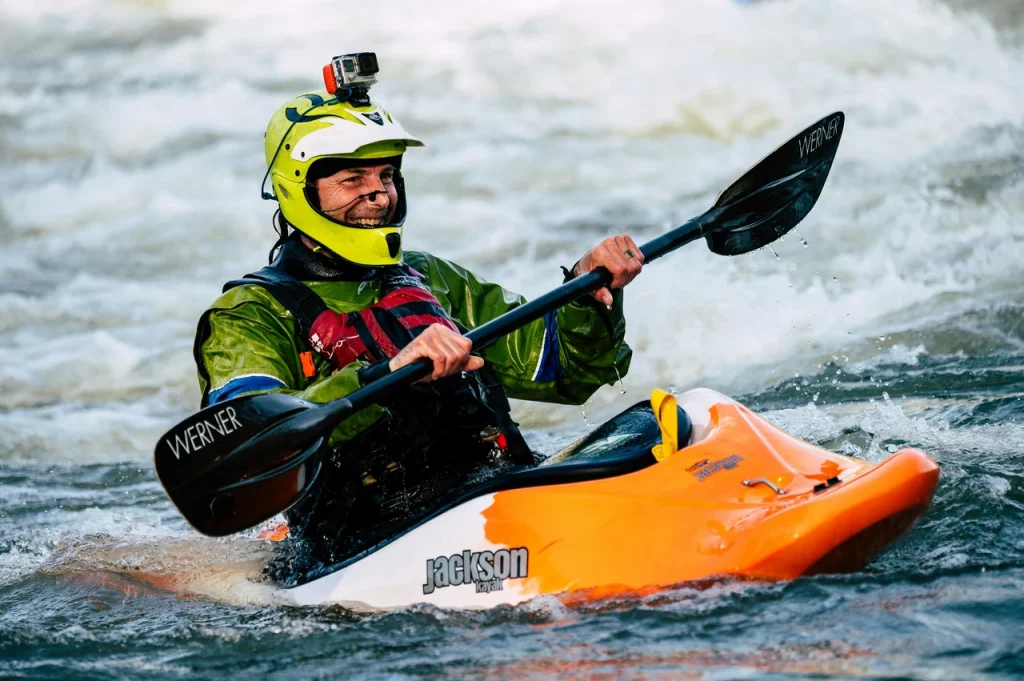 shcho-take-kaiak-povnyi-hid-vid-istorii-do-suchasnykh-splaviv-85d1