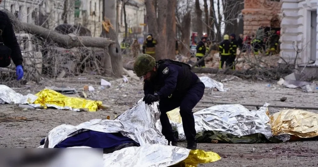 Рятувальники на місці удару по Сумах накривають тіла загиблих