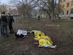 Тіла загиблих від удару шахедів у Кривому Розі на місці події