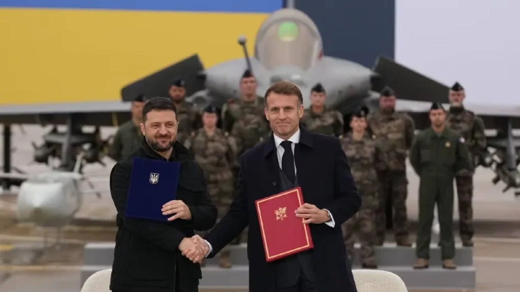 Президенти України та Франції на тлі винищувача Rafale під час укладання угоди