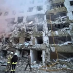 Рятувальники біля зруйнованої багатоповерхівки після ракетного удару в Одесі