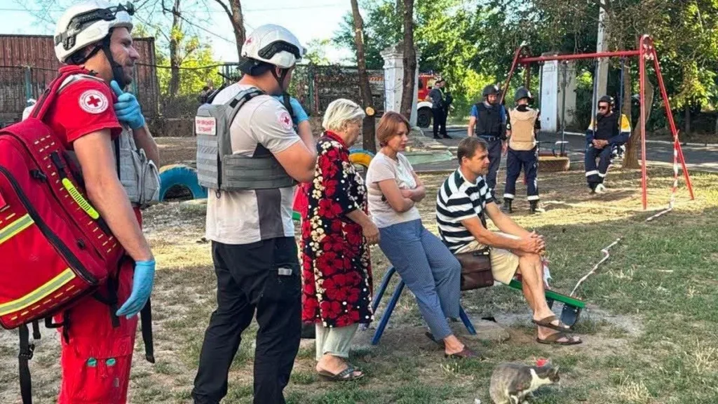 Волонтери УЧХ з постраждалими біля гойдалки після атаки БпЛА в Миколаєві