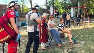 Волонтери УЧХ з постраждалими біля гойдалки після атаки БпЛА в Миколаєві