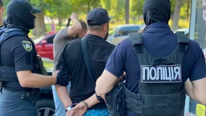 Поліцейські затримують підозрюваного у вбивстві в Калинівці