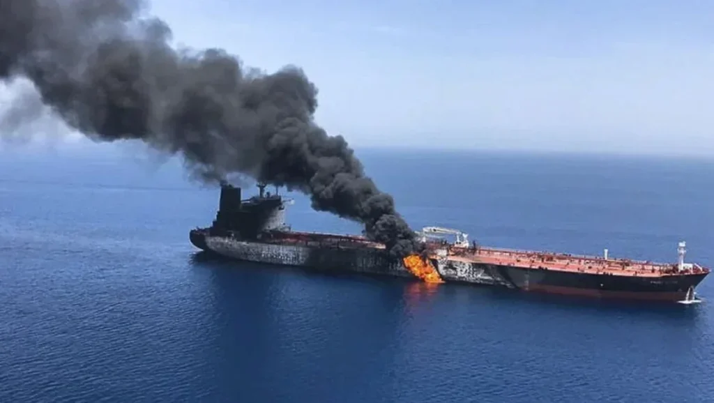 Палаючий танкер РФ після удару ЗСУ в Азовському морі