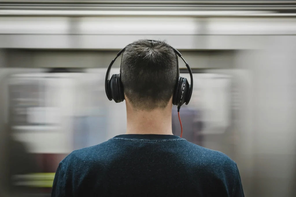 chomu-odyn-navushnyk-hraie-tykhishe-spochatku-perevirte-tse-60c8