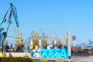 Порт Одессы с жёлтыми кранами, силосами и скульптурой I love Odesa
